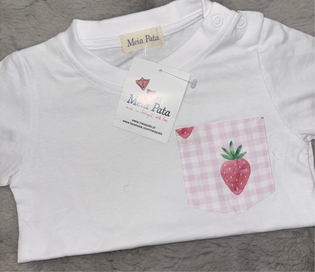 Meia Pata strawberry t shirt